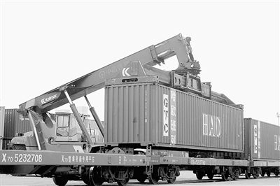 屏零部件等产品的集装箱在哈尔滨内陆港被装载在"哈欧国际货运班列"上