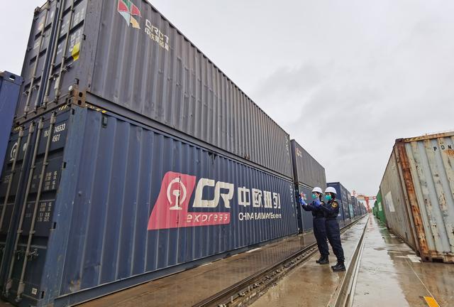 微波炉,电子产品等"大湾区制造"货物的x8186次班列从广州国际港站驶出
